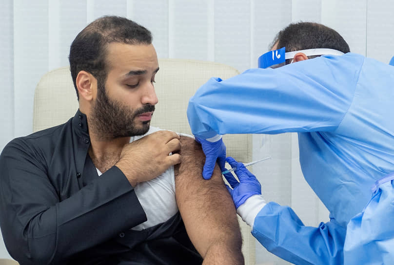 26 декабря наследный принц Саудовской Аравии Мухаммед бен Салман получил первую дозу вакцины от коронавируса производства Pfizer/BioNTech 