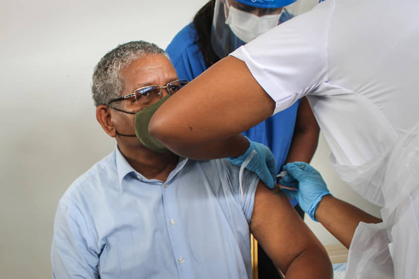 10 января президент Сейшельских островов Уэйвел Рамкалаван сделал прививку вакциной, разработанной китайской компанией SinoPharm
