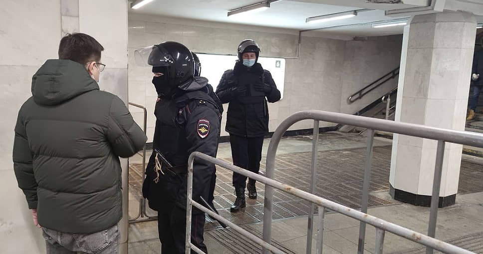 Полиция останавливает людей в метро 