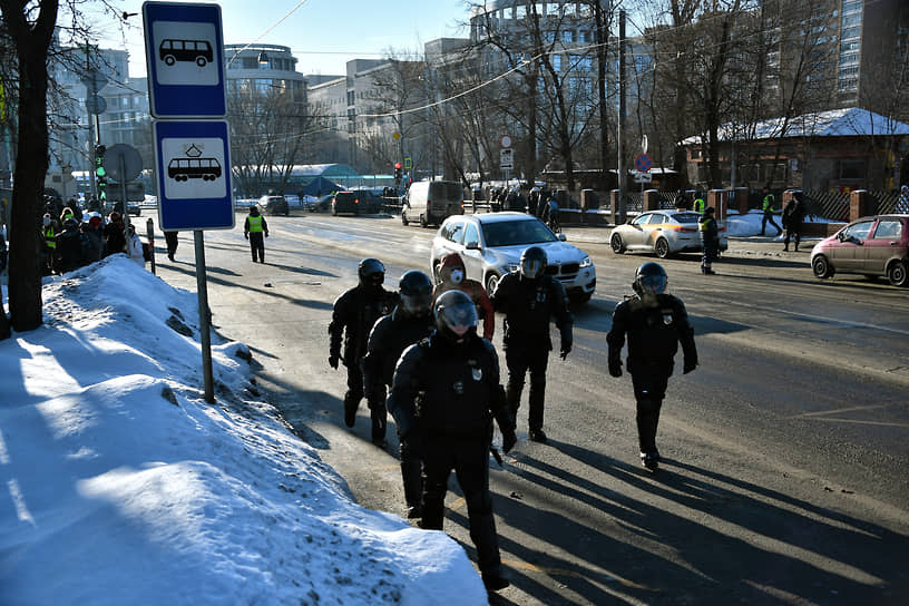 Полицейские у станции метро «Преображенская площадь»