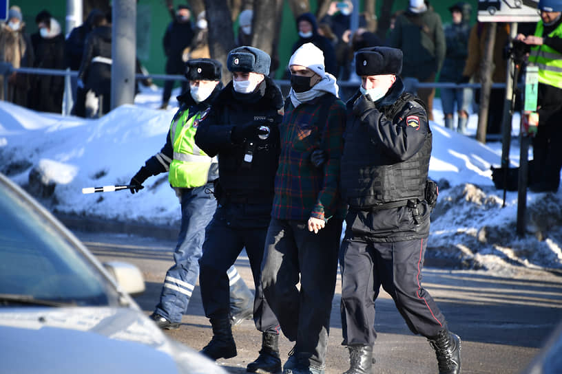 Прохожих точечно задерживали по пути в Мосгорсуд группы полицейских и отводили к метро «Преображенская площадь», где дежурили больше десяти автозаков и машин полиции