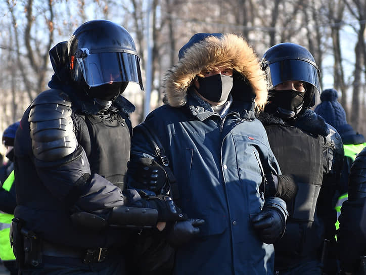Задержанных у Мосгорсуда повезли как минимум в четыре отдела полиции: по району Вешняки, в ОВД «Косино-Ухтомский», а также в отделы полиции по районам Измайлово Восточное и Измайлово Северное