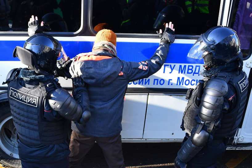 По данным «ОВД-Инфо», всего у здания Мосгорсуда задержали более десяти журналистов