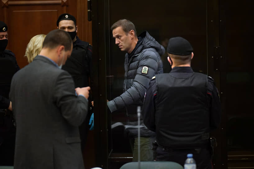 Алексей Навальный и его адвокаты Вадим Кобзев и Ольга Михайлова во время заседания суда