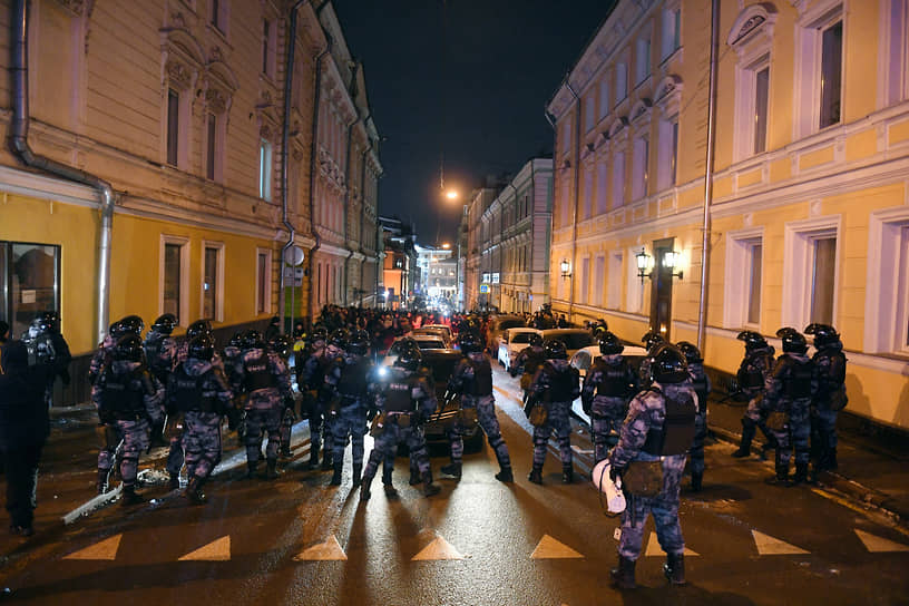 Жесткие задержания прошли в Дмитровском переулке в Москве