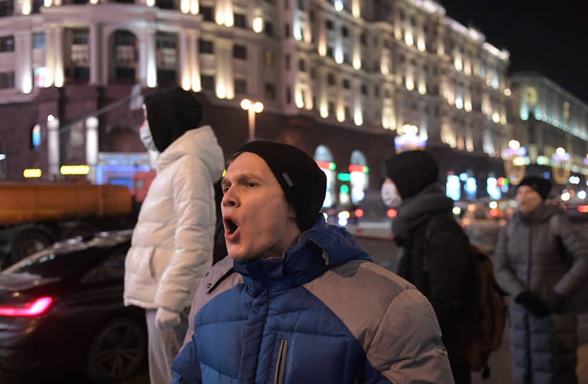 Участники акции в поддержку Алексея Навального в центре Москвы