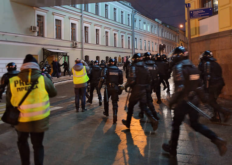 Полицейские и журналисты рядом с улицей Большая Дмитровка