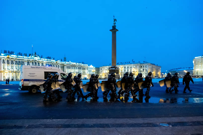 Сотрудники полиции на Дворцовой площади в Санкт-Петербурге