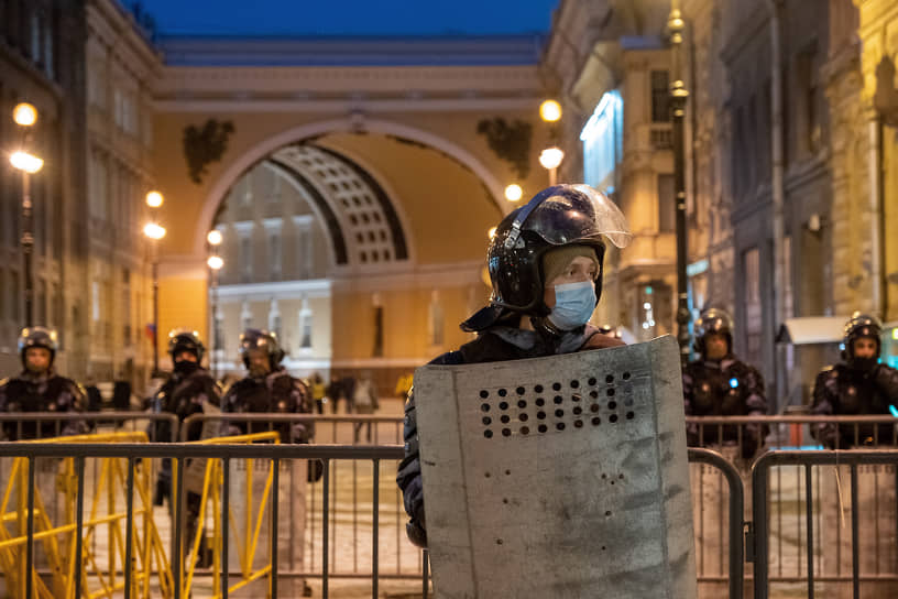 Сотрудники полиции перекрыли доступ к Дворцовой площади в Санкт-Петербурге