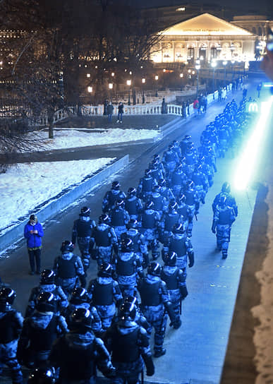 Сотрудники полиции на Манежной площади в Москве