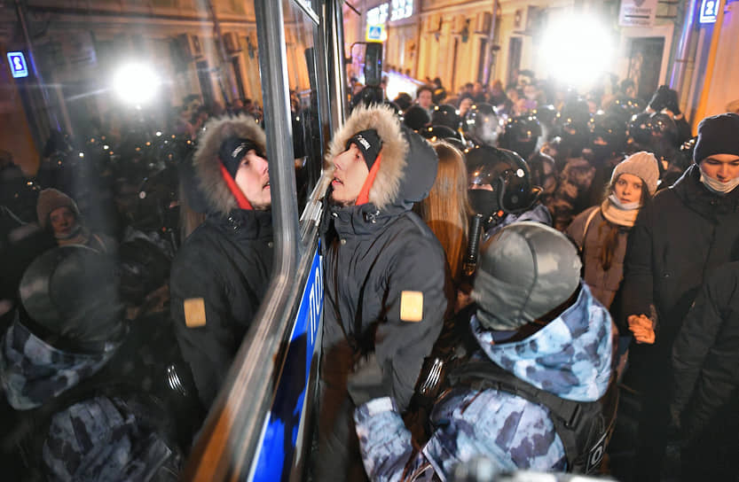Сотрудники полиции во время задержания участников акции в центре Москвы