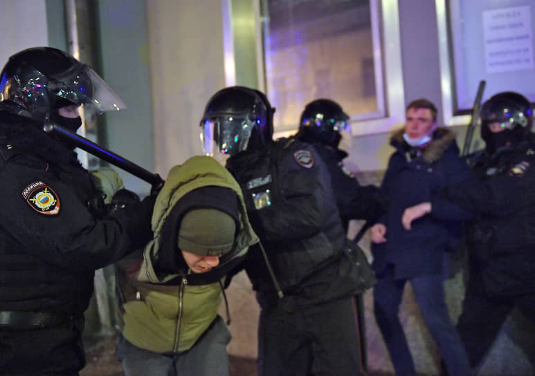 Сотрудники полиции во время задержания участников акции в центре Москвы