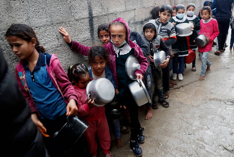 Газа, Палестина. Дети стоят в очереди за едой
