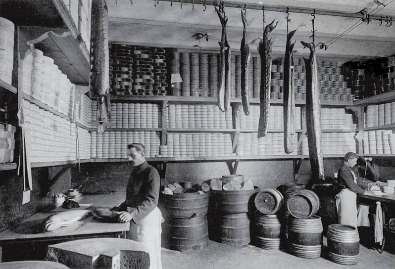 Магазин «Елисеевский» открылся 5 февраля 1901 года. Здесь был богатый выбор кофе и чая, экзотических фруктов, масел, морепродуктов, сыров, мяса, выпечки. Магазин прославился собственными производствами, вышколенным персоналом и ценами, доступными для разных слоев населения