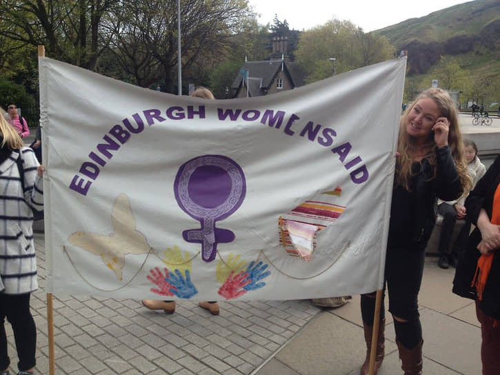 Представители шотландская благотворительная организация «Помощь женщинам» на мероприятии 