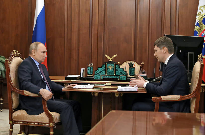 Президент России Владимир Путин (слева) и министр экономического развития России Максим Решетников во время встречи