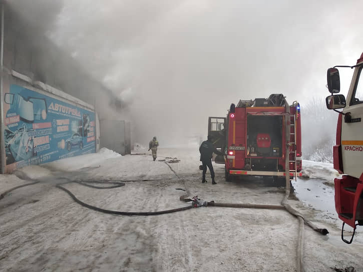 Пожарные тушат пожар на складе автозапчастей в Красноярске
