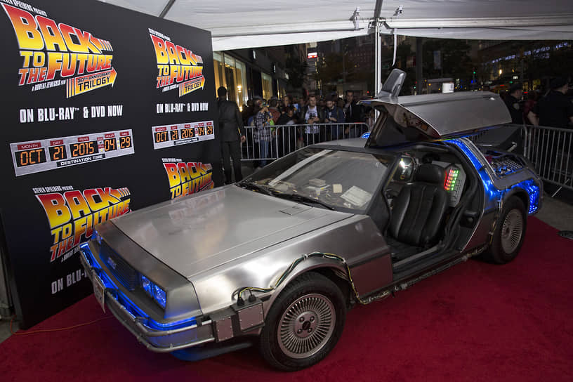 Автомобиль DMC-12, выпускавшийся уже не существующей компанией DeLorean Motor Company, хорошо известен благодаря фильму «Назад в будущее». Джек Палладино спас владельца компании Джона Делореана от тюрьмы