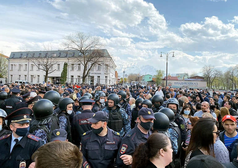 Участники несанкционированного митинга против режима самоизоляции во Владикавказе