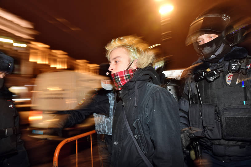 Санкт-Петербург, Россия. Задержание участника несанкционированной акции в поддержку Алексея Навального