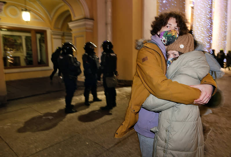 Санкт-Петербург. Полицейские и участники несанкционированной акции в поддержку Алексея Навального