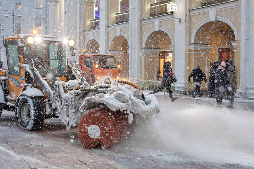 Санкт-Петербург. Техника во время уборки снега