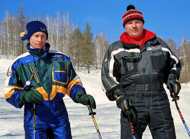 2004 год. Президент России Владимир Путин (слева) в горнолыжном комплексе «Абзаково» Магнитогорского металлургического комбината