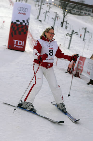 2008 год. Президент благотворительного фонда «Русский силуэт» Татьяна Михалкова на соревнованиях по горным лыжам в спортивно-развлекательном парке  «Яхрома»