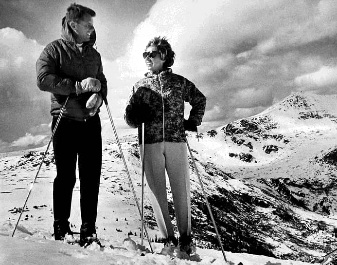 1961 год. Генеральный прокурор США Роберт Кеннеди с супругой Этель катаются на горных лыжах в Аспене, штат Колорадо
