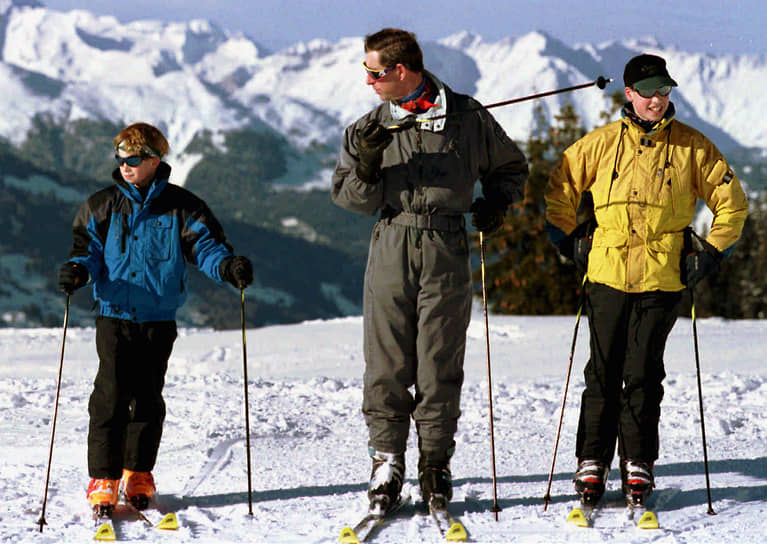 1996 год. Принц Уэльский Чарльз с сыновьями Гарри (слева) и Уильямом на горнолыжном курорте Клостерс в Швейцарии 