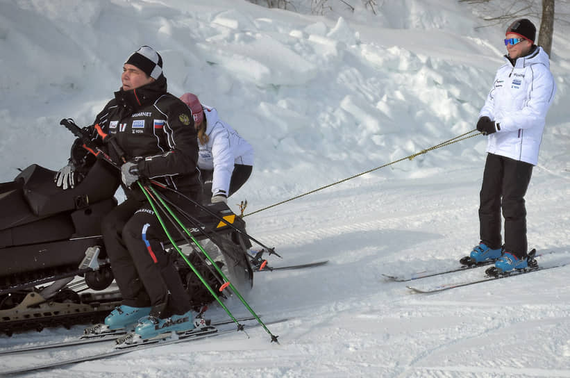 2012 год. Президент России Дмитрий Медведев на склоне горнолыжного центра «Роза Хутор»