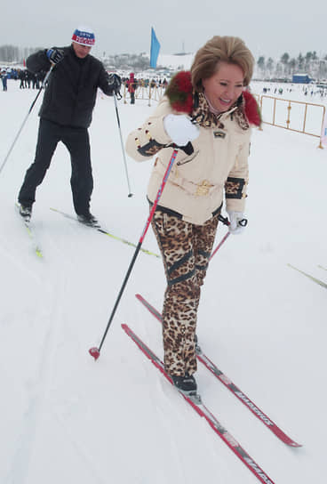 2010 год. Губернатор Санкт-Петербурга Валентина Матвиенко во время лыжной гонки «Лыжня России»