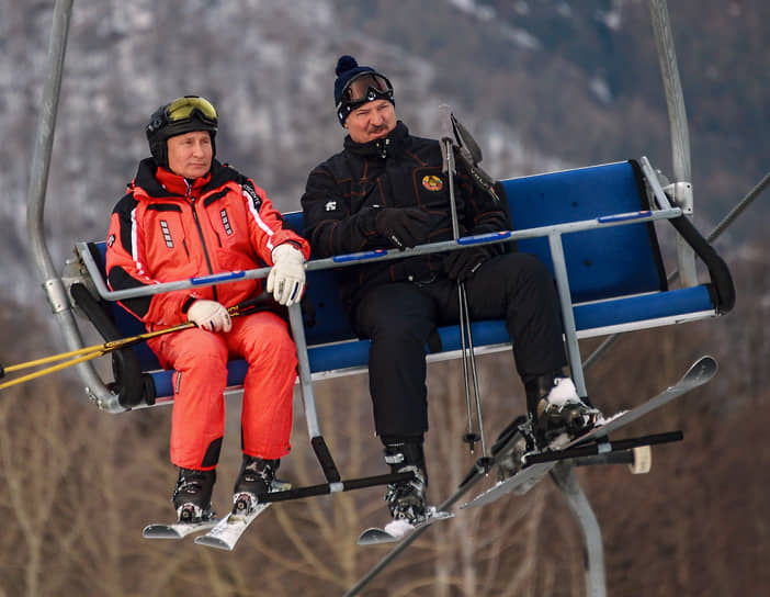 2019 год. Президенты России Владимир Путин (слева) и Белоруссии Александр Лукашенко во время катания на лыжах в Сочи