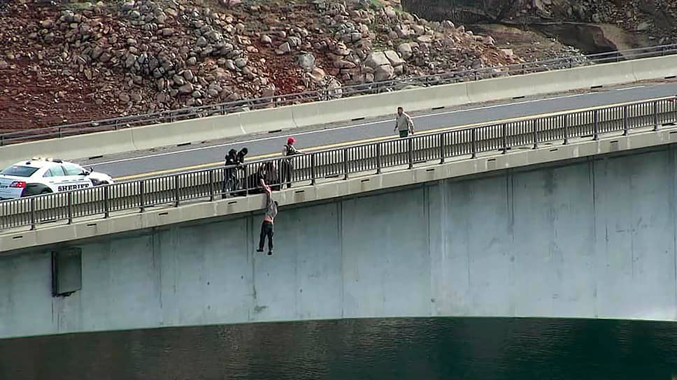 Калифорния, США. Полицейские спасают человека, пытавшегося спрыгнуть с моста в водохранилище 