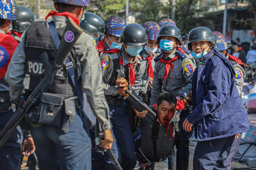 Мандалай, Мьянма. Полицейские задерживают демонстранта, протестующего против военного переворота в стране 