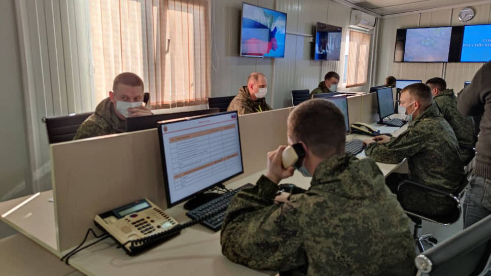 Сотрудники совместного российско-турецкого мониторингового центра во время работы