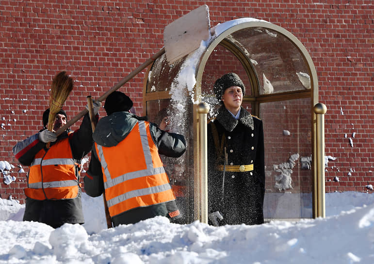 Сотрудники коммунальных служб во время уборки снега у Вечного Огня в Александровском саду