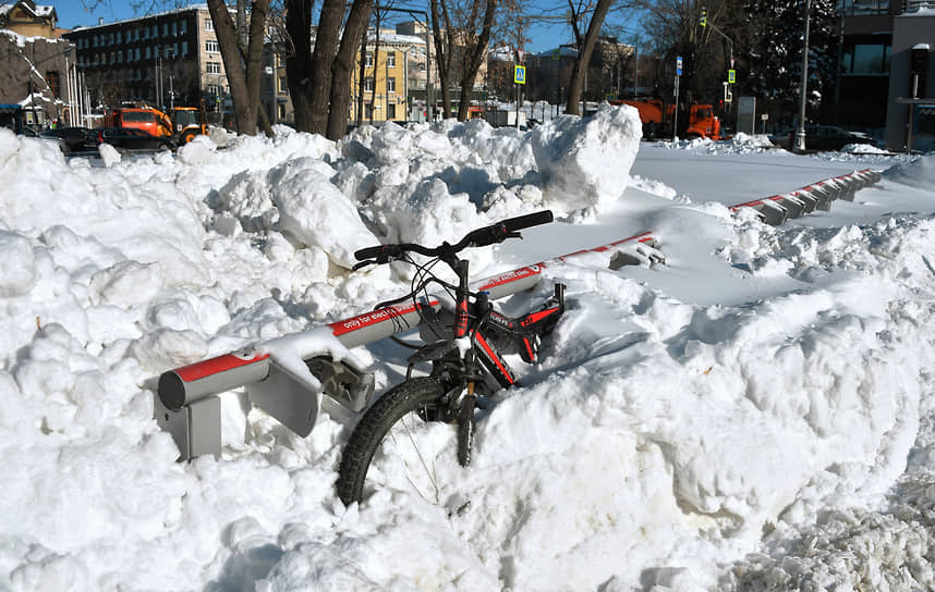 Велосипед, засыпанный снегом