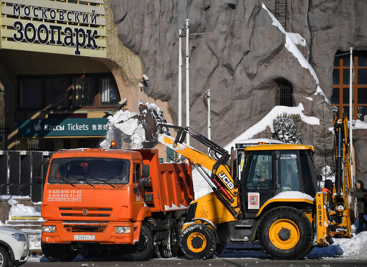 Снегоуборочная техника во время уборки и вывоза снега с улиц Москвы