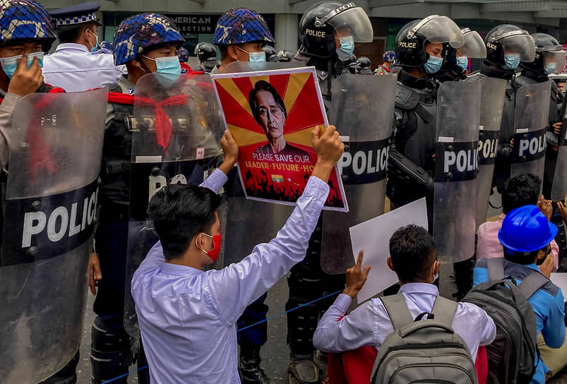 Янгон, Мьянма. Участник протестной акции с фотографией свергнутого лидера Мьянмы Аунг Сан Су Чжи