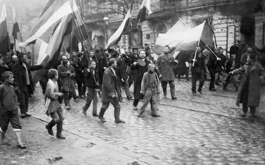 «В вышедшем сегодня клочке “Правительственного вестника” сообщается, что убито 76 и ранено 233 человека; цифры эти лживы, так как за одной Нарвской заставой уложено больше путиловцев» (на фото — демонстрация рабочих 9 января 1905 года, Санкт-Петербург)