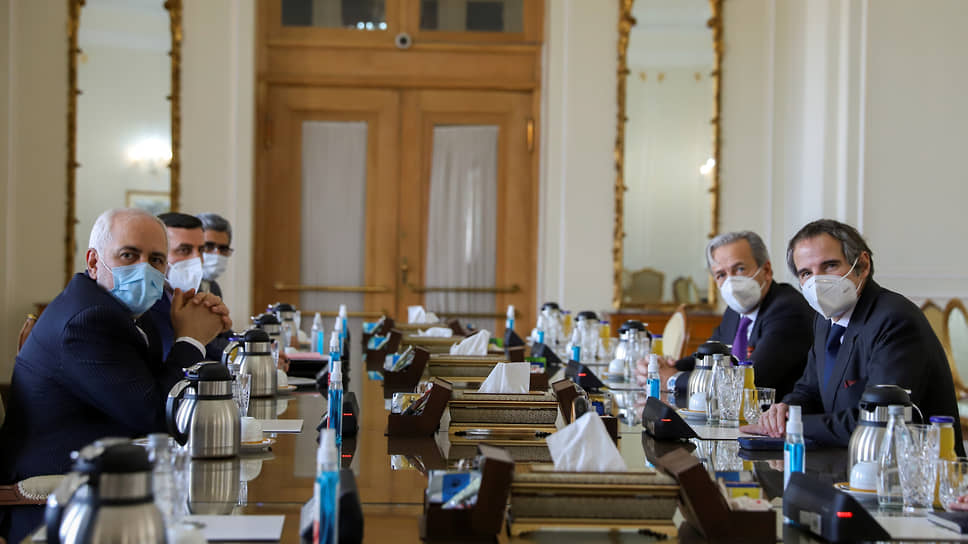 Глава МИД Ирана Джавад Зариф (слева) во время встречи с гендиректором МАГАТЭ Рафаэлем Гросси (справа)