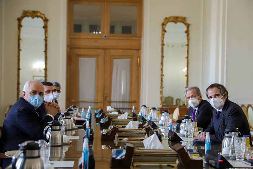 Глава МИД Ирана Джавад Зариф (слева) во время встречи с гендиректором МАГАТЭ Рафаэлем Гросси (справа)