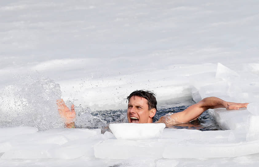 Лахошть, Чехия. Фридайвер Дэвид Венцл устанавливает мировой рекорд по подледному плаванию