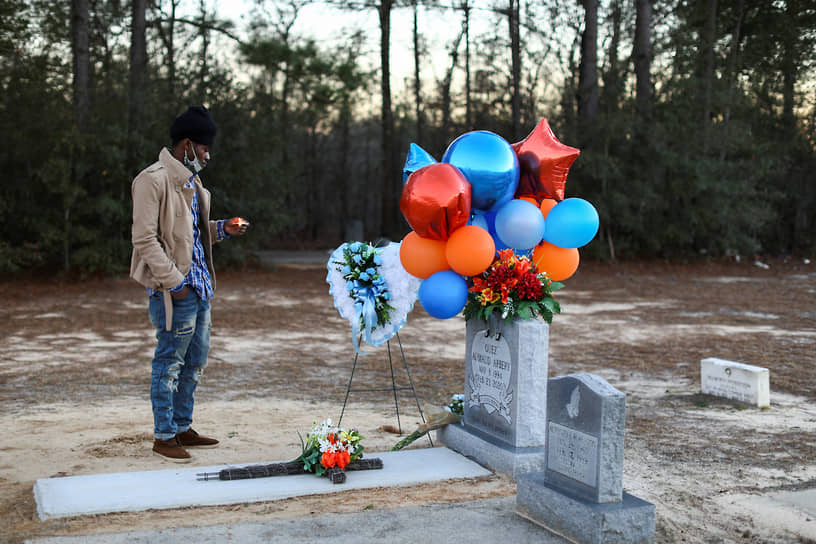 Уэйнсборо, США. Мужчина у могилы застреленного год назад афроамериканца Ахмада Арбери
