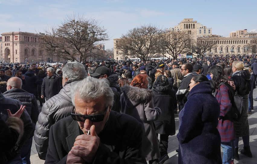 Никол Пашинян назвал ситуацию в стране напряженной, но управляемой. «Мы должны договориться, что столкновений у нас не будет,— заявил он. — Внутри Армении у нас нет врагов». По словам премьера, заявление военных было эмоциональной реакцией
