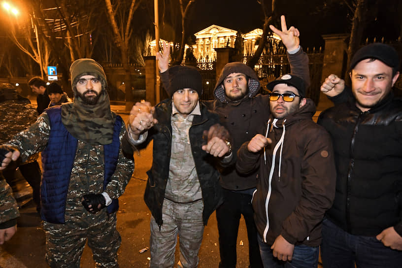 Сторонники оппозиции в палаточном лагере на проспекте Баграмяна 