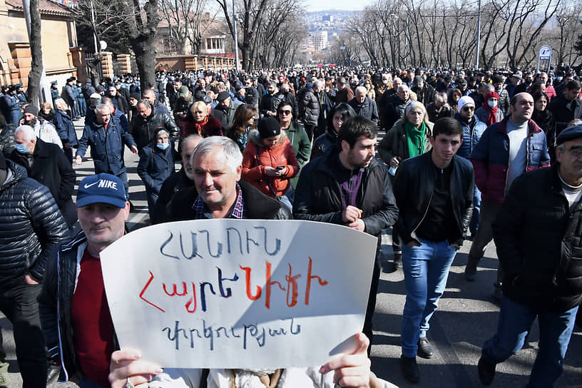 Участники митинга оппозиции во время марша по городу