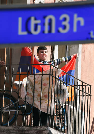 Жители Еревана с балконов домов приветствуют оппозиционеров, прошедших маршем по городу 