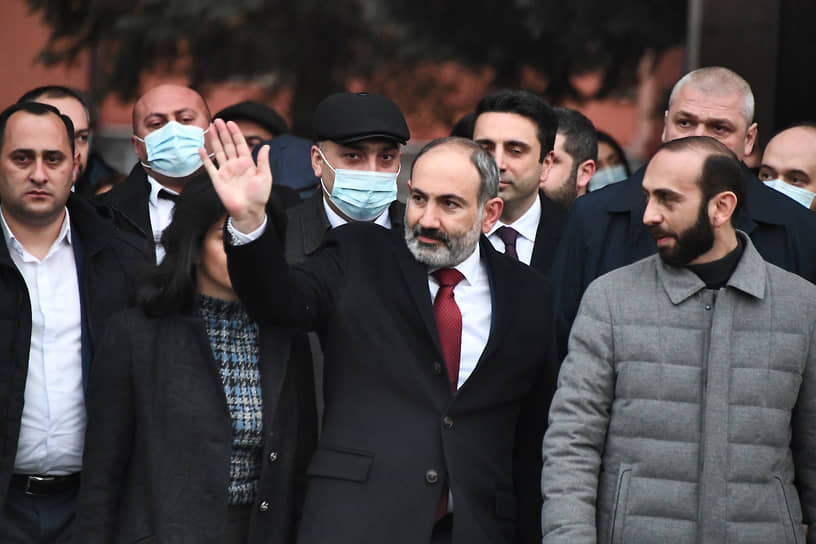 Премьер-министр Армении Никол Пашинян (в центре) во время митинга в его поддержку на площади Республики возле здания правительства 